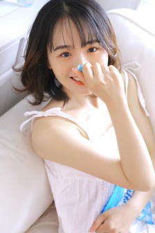 和妈妈在家里做运动的